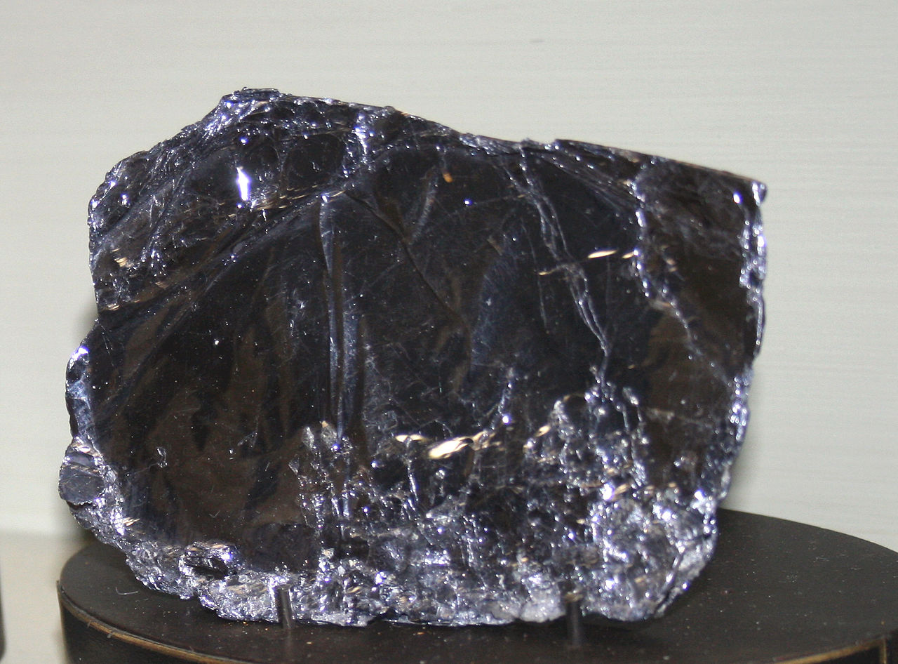 molybdenite_wiki_publicdomain.jpg